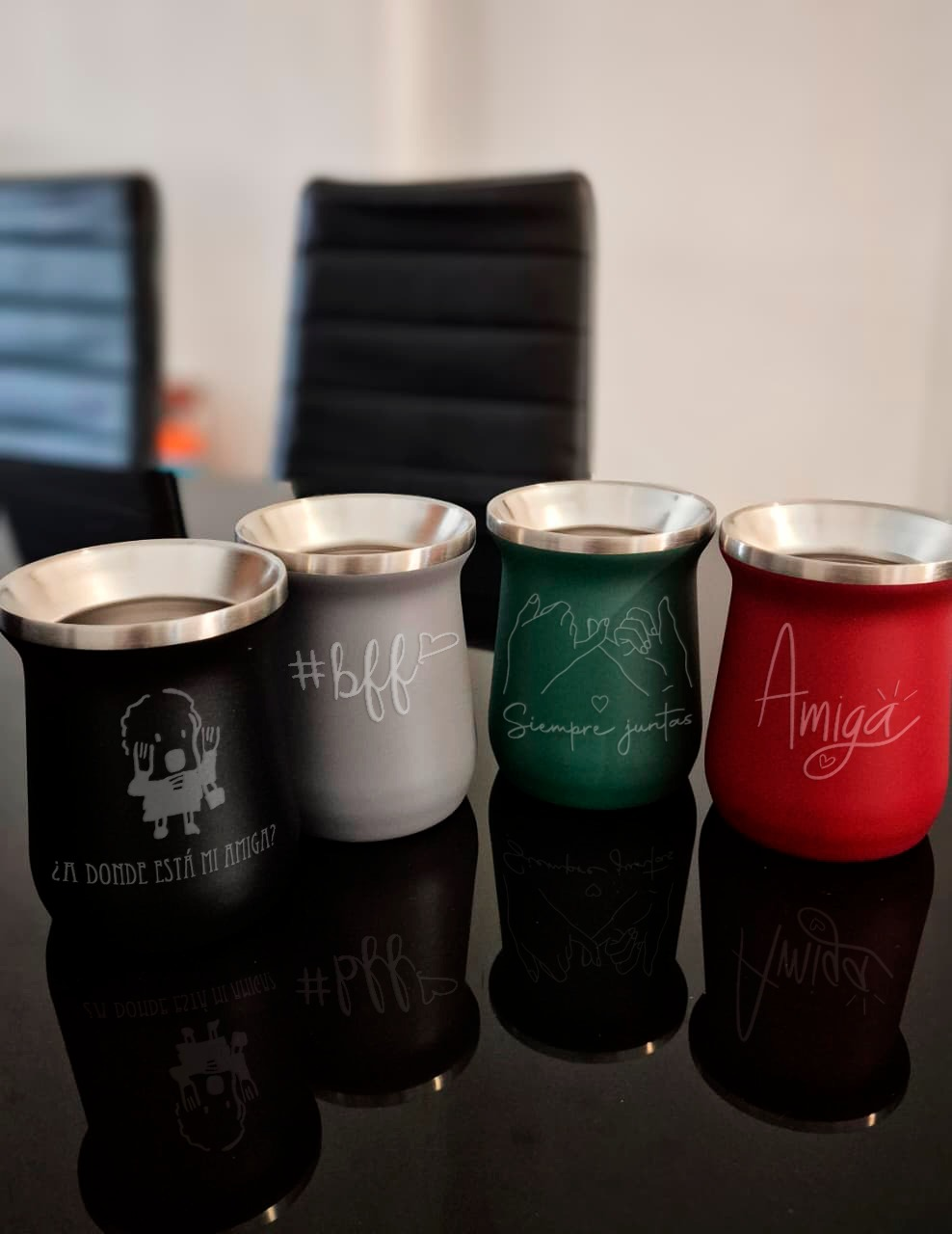 Cuatro mates de colores con distintos grabados personalizados