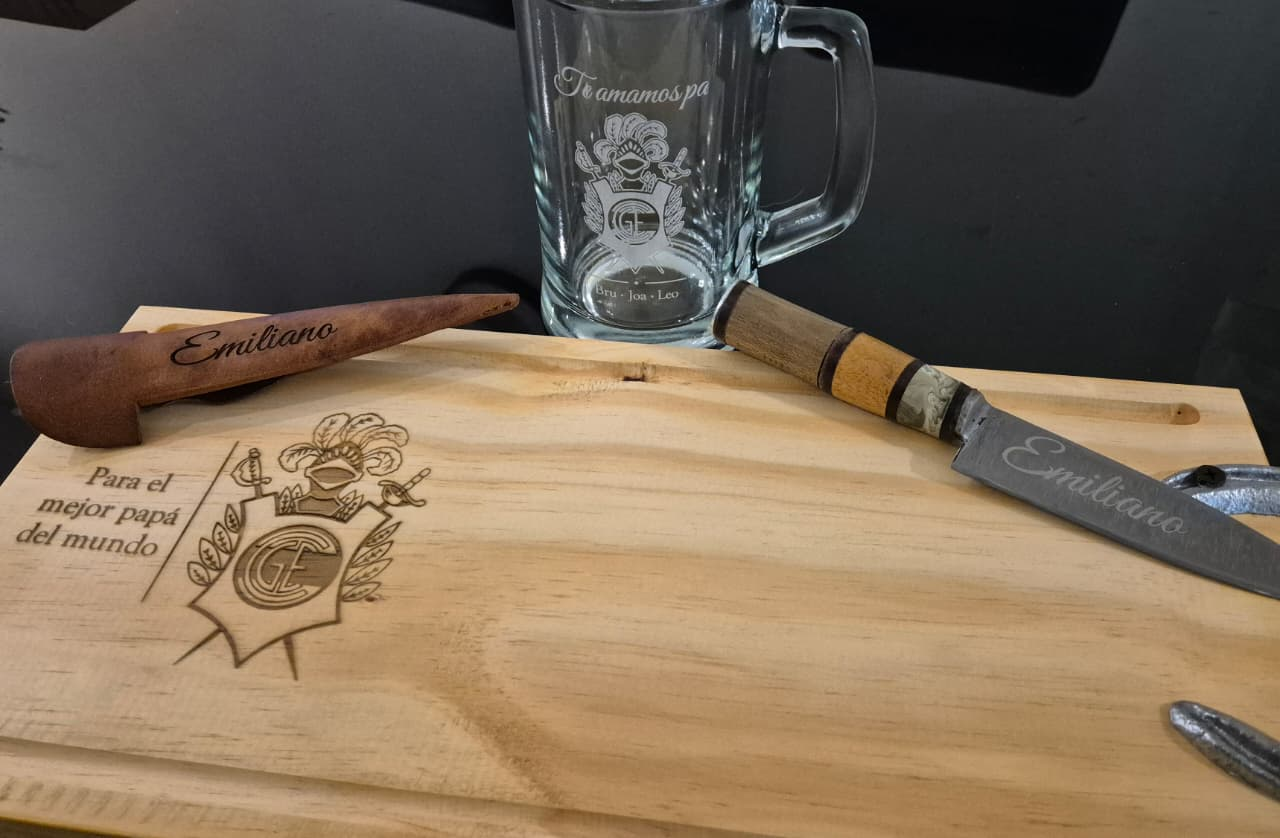 Tabla, cuchillo y chopp grabados como regalo para Emiliano