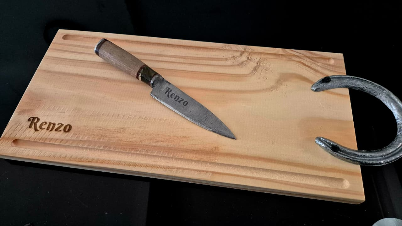 Tabla de madera y cuchillo grabados con el nombre Renzo