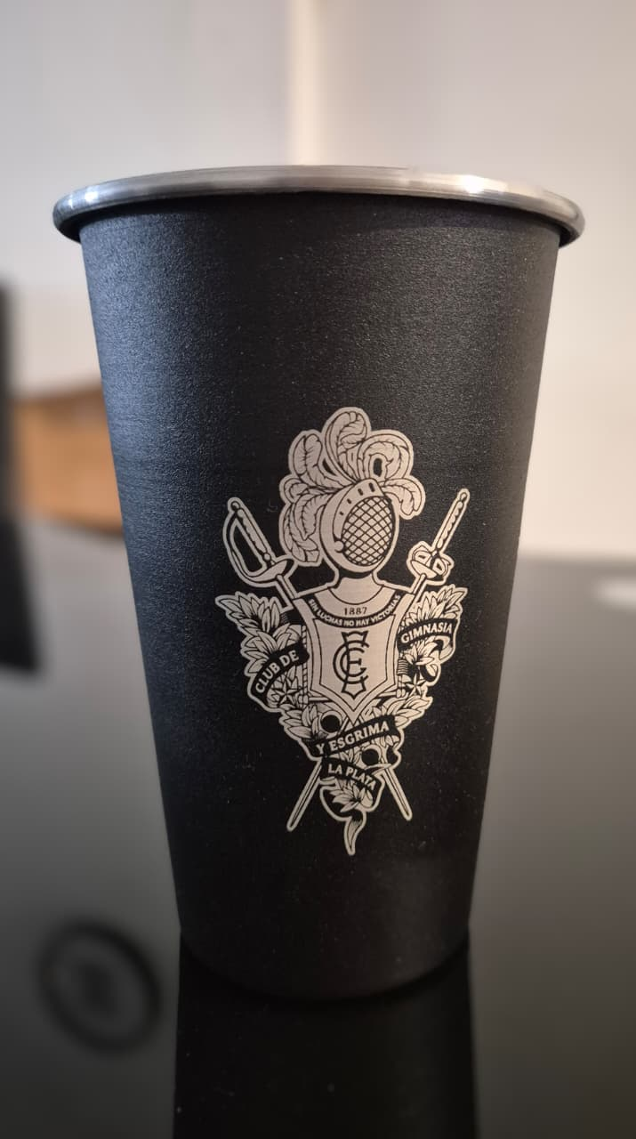 Vaso negro grabado con el escudo de Gimnasia y Esgrima La Plata